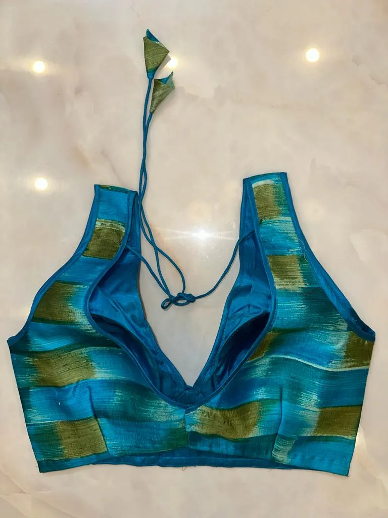 50V504-RO Blue And Green Sleeveless Sari Blouse With V-Neckline